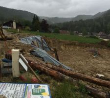 Fin de la mise en place de l'empierrement et protection du talus avec bâche et billons.