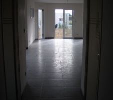 Salon vu de la porte d'entr&eacute;e