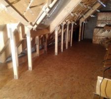 Isolation des combles en fibre de bois et mise en place du plancher OSB3