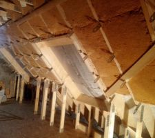 Isolation des combles en fibre de bois et mise en place du plancher OSB3