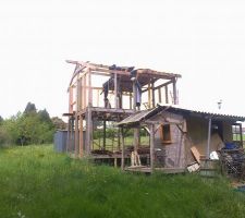 Vue du Sud Est avec les panneaux solaire de la petite maison de 5 M2 ( construite en 2015, il y manque le bardage! )