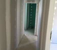 Couloir d&eacute;sservant l'espace nuit