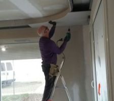 Mise en place de la corniche par le beau-père.