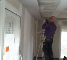 Mise en place de la corniche (cuisine et salon) par le beau-père.