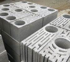 2 palettes de blocs d'angles, et de blocs poteaux modulaires