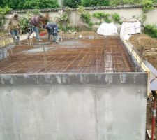 Début du vibrage des prmières bennes de béton