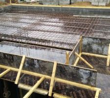 Le treilis soudé est posé sur des reglettes pour laisser la place au béton sous les aciers