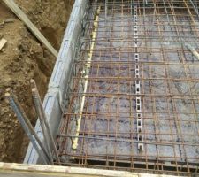 Les aciers en attente pour l'escalier sont repris dans la dalle