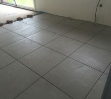 Carrelage posé dans les pièces d'eau et l'entrée.