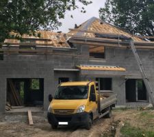 Debut de la pose des tuiles + pose des velux + pose du conduit de cheminée