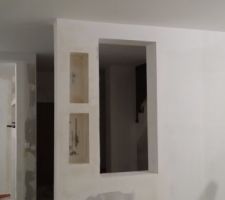 Fin du rajout meuble placo avec niches dans le séjour.