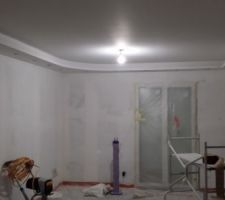 Tete de lit en placo avec tablettes avec 3 spots et bande à led en contour.