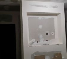 Pied de lit en placo pour support tele dans la suite parentale.