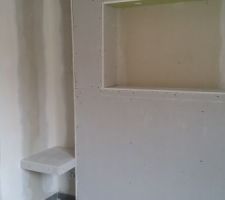 Tete de lit en placo avec tablettes avec 3 spots et bande à led en contour.