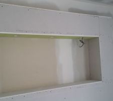 Tete de lit en placo avec tablettes avec 3 spots et bande à led en contour.