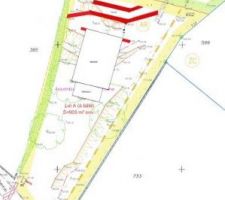 Plan topo, implantation maison et pergola, en rouge emplacement approximatif de l'enrochement. En gris&eacute; enrochement d&eacute;j&agrave; existant. 
Le long du chemin, il y aura un mur b&eacute;ton banch&eacute; de sout&egrave;nement de 1m50 au plus bas du terrain &agrave; 40 cm au plus haut, . Le mur de sout&egrave;nement permettra d'aplanir le terrain devant la maison qui est en l&eacute;g&egrave;re pente. Et d'&eacute;viter le talus que l'on voit le long du chemin pour gagner un peu en largeur.