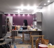 Notre cuisine équipée prend forme.
bientôt la fin.