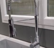 Enfin fini !!!
Notre cuisine...
Le mitigeur placé juste devanter la fenêtre.
Bien calculé M. Le poseur. Bravo !!!
On fait comment là ?