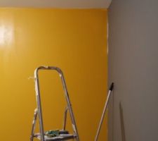 Chambre en jaune et gris, toujours avec effet velours. Application de la 1 ère couche avec quand même un fort pouvoir couvrant.