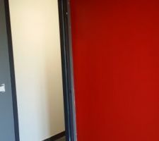 Chambre d'amis en rdc en rouge et gris. Peinture effet velours. 1 &egrave;re couche appliqu&eacute;e.