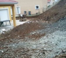 Terrassement pour là future piscine.
Très inquiétant car il y a un rocher tres imposant qui pourrait peut être pas nous le permettre.