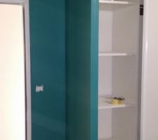 Chambre en turquoise et gris, toujours avec effet velours. Th&egrave;me miamy beach. Application de la 1 &egrave;re couche avec quand m&ecirc;me un fort pouvoir couvrant.
on peut &eacute;galement voir les placards muraux pos&eacute;s.