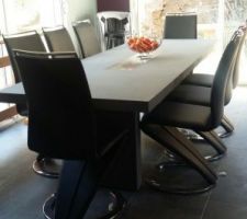 Livraison de notre table de 2.50m, en béton ciré faite sur mesure et selon nos goûts.