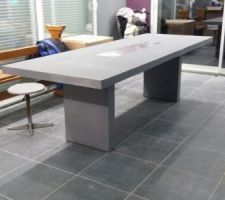 Livraison de notre table de 2m50, en béton ciré faite sur mesure et selon nos goûts.