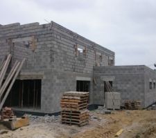 Partie gros oeuvre termin&eacute;, en attente de la charpente