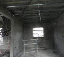 Cuisine : murs lissés et préparation pour le faux plafond