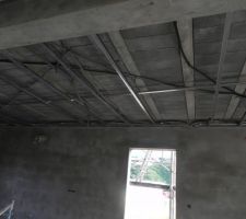 Salle à manger : murs lissés et préparation pour le faux plafond
