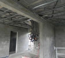 Entrée : murs lissés et préparation pour le faux plafond
