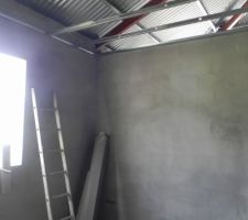 Chambre à l'étage : murs lissés et préparation pour le faux plafond