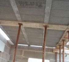 Sous la cuisine... on voit les rupteurs de ponts thermiques.