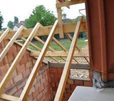 Le 02/06/2016 : Charpente traditionnelle du garage vue du dessus
