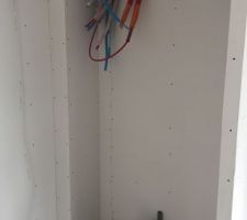 Gaines techniques dans placard de l'entrée
