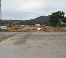 Les travaux avancent bien malgr&eacute; le mauvais temps, pose des buses et r&eacute;seaux