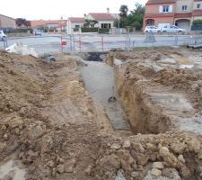Les travaux avancent bien malgr&eacute; le mauvais temps, pose des buses et r&eacute;seaux