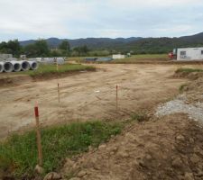 Les travaux avancent bien malgr&eacute; le mauvais temps, pose des buses et r&eacute;seaux