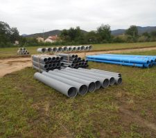 Les travaux avancent bien malgr&eacute; le mauvais temps, pose des buses et r&eacute;seaux