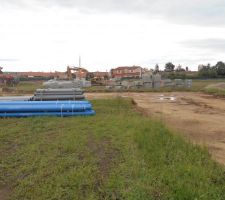 Les travaux avancent bien malgr&eacute; le mauvais temps, pose des buses et r&eacute;seaux