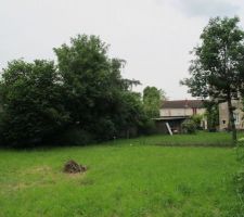 Vue depuis le fond du jardin, vers la maison ancienne et la rue.