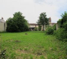Vue depuis le fond du jardin, vers la maison ancienne et la rue.