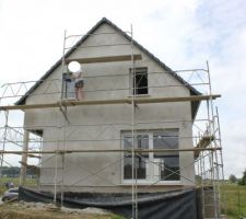 05.06.2016 : 1ère couche de peinture des planches de rive en famille