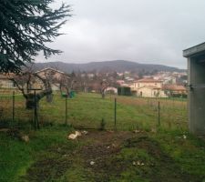 Vue arri&egrave;re du terrain avec une zone constructible actuellement en "jardin". En second plan des habitations &agrave; ~300m