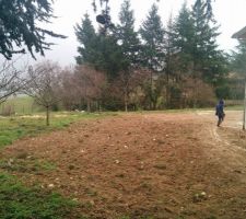 Vue compl&egrave;te du terrain dans sa longueur bis. 
A droite la maison du voisin (sans ouverture sur notre terrain)