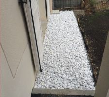 Galets devant porte fenêtre pour des pieds propres :-)