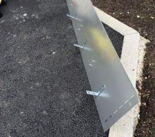 Bordure renforc&eacute;e avec des &eacute;querres fix&eacute;es avec des rivets.