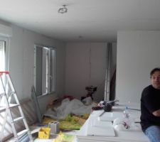 Vu sur la chambre d'amis au fond 
et heureux de la luminosité rendue par les baies vitrées...par temps plutot gris.