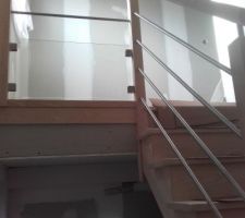 Escalier Raux-Gicquel en frêne gris, lisses inox avec rambarde lisse + verre